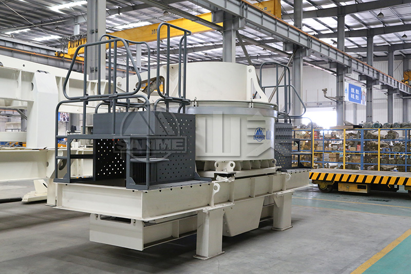 制砂機(jī)出砂率低是什么原因?qū)е碌模? /> 
</p>
<p>
	<br />
</p>
  <strong>四、物料的構(gòu)成：</strong><br />
<br />
  物料所含的細(xì)粉越多，影響越大，由于細(xì)粉容易粘附在物料上，從而物料在運(yùn)輸過程中會(huì)受到影響。所以，要將物料中的細(xì)粉篩分出去，以防這些細(xì)粉影響制砂機(jī)的正常運(yùn)行作業(yè)。<br />
<br />
  <strong>五、制砂機(jī)型號(hào)差異：</strong><br />
<br />
  每個(gè)<a href='http://m.zdwuliu.com/products/sand-maker/' title='制砂機(jī)設(shè)備' target='_blank'>制砂機(jī)設(shè)備</a>廠家生產(chǎn)出的制砂機(jī)都會(huì)有一定的型號(hào)差異，不同型號(hào)的制砂機(jī)在運(yùn)行時(shí)的生產(chǎn)量不同、能源消耗量也是不同的，在購買<a href='http://m.zdwuliu.com/products/sand-maker/' title='制砂設(shè)備' target='_blank'>制砂設(shè)備</a>時(shí)要對自己的生產(chǎn)需求要有一定的了解，購買合適自己生產(chǎn)需求的型號(hào)，否則不但會(huì)影響到設(shè)備的產(chǎn)量，并且還有可能會(huì)讓用戶花費(fèi)更高的成本。<br />
<br />
  <strong>六、是否規(guī)范操作，定期維護(hù)：</strong><br />
<br />
  制砂機(jī)操作人員要按照規(guī)章制度規(guī)范地操作制砂機(jī)，設(shè)備的定期維護(hù)也能夠提升出砂率。要是一臺(tái)制砂設(shè)備并沒有定期的維護(hù)保養(yǎng)和規(guī)范操作，便會(huì)導(dǎo)致設(shè)備的易損件加快磨損，致使制砂機(jī)設(shè)備的使用壽命大大減少，而且在單位時(shí)間里的生產(chǎn)量比較小。<br />
<br />
  七、除此之外，設(shè)備在運(yùn)行一段時(shí)間后，生產(chǎn)量會(huì)有所下降，這也是無法避免的，為了更好的提高出砂率，設(shè)備在日程的生產(chǎn)中還要注意以下幾點(diǎn)：<br />
<br />
  1、檢查主軸和葉輪的轉(zhuǎn)速。要是葉輪轉(zhuǎn)速較低，就對造成物料拋出的速度不足，物料之間的碰撞或是物料和護(hù)板之間的撞擊力不夠，出砂率肯定是不會(huì)太高，所以要保證轉(zhuǎn)速正常是非常重要的。<br />
<br />
  2、密封的作業(yè)要做好。制砂機(jī)在作業(yè)時(shí)間久了之后，密封的部件便會(huì)出現(xiàn)磨損，要是長時(shí)間地不更換，粉塵會(huì)很容易地進(jìn)入軸承和油路中，導(dǎo)致設(shè)備的潤滑油失去作用，造成軸承的加快磨損，減少使用壽命，所以一定要定期地查看密封狀況。<br />
<p>
	<br />
</p>
<p style=