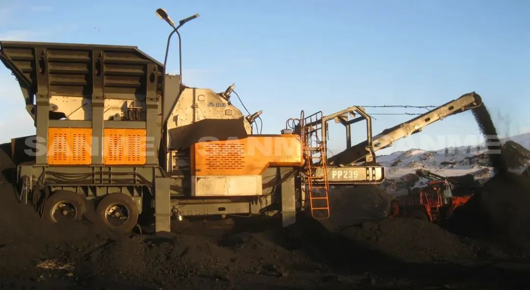 時(shí)產(chǎn)值近600萬(wàn)！山美移動(dòng)式破碎篩分一體站助力江蘇高碳鉻鐵礦破碎項(xiàng)目建設(shè)