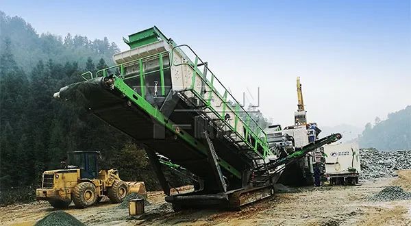 時(shí)產(chǎn)值近600萬(wàn)！山美移動(dòng)式破碎篩分一體站助力江蘇高碳鉻鐵礦破碎項(xiàng)目建設(shè)